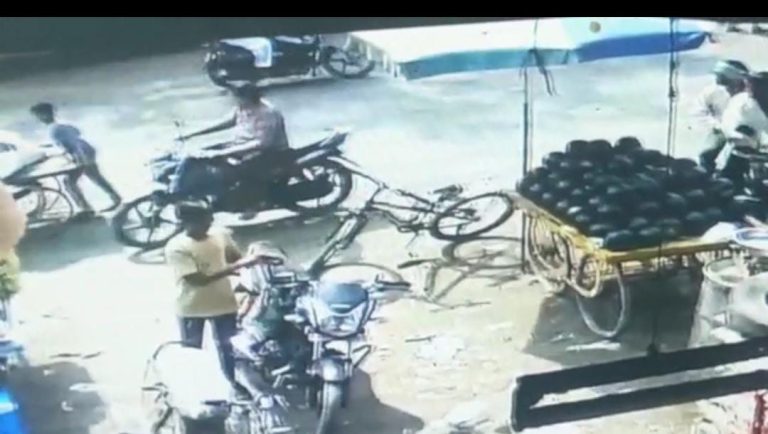 किसान ने किराना के बाहर बाइक पर छोड़ा रुपयों से भरा बैग, पलक झपकते ही हुआ चोरी