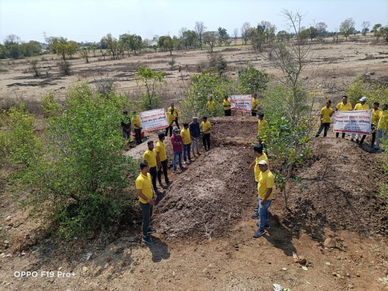 गौशाला में दे रहे बिस्ताराखाद बनाने का प्रशिक्षण, किसानों को आसानी से मिल सकेगी जैविक खाद