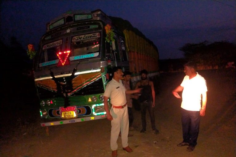 शासकीय राशन दुकान के चावल से भरा ट्रक पुलिस ने किया जप्त