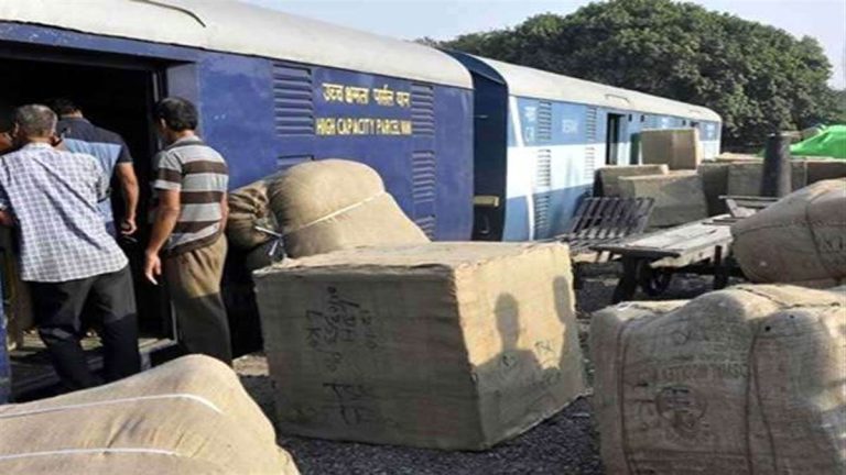 रेलवे का माल ढुलाई राजस्व 7 प्रतिशत बढ़कर 13.893 करोड़ रूपये हुआ, अप्रैल 2022 में 13.011 करोड़ रूपये था
