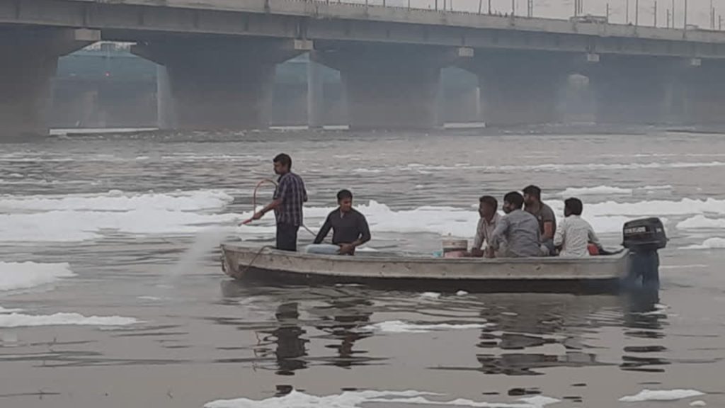 यमुना में झाग ही झाग जल हुआ प्रदूषित