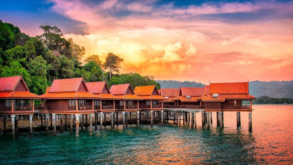 सिर्फ मलेशिया ही नहीं, बल्कि श्रीलंका, थाईलैंड और वियतनाम जैसे भी देश हैं, जो भारतीय पर्यटकों को लुभाने के लिए फ्री वीजा नीति ला रहे हैं। इसके पीछे की सबसे बड़ी वजह है