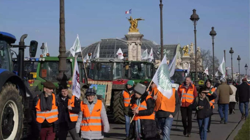 फ्रांस में किसानों का ट्रेक्टर आंदोलन, उपज के कम दामों पर  सड़क पर उत जताया आक्रोश 