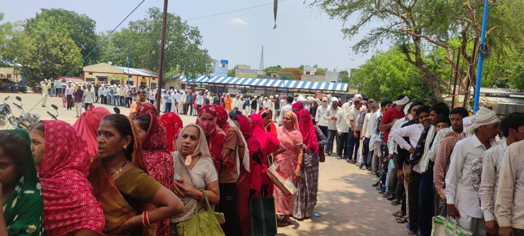 दो पैकेट बीज पाने घंटों धूप में कतार लगा रहे किसान 2 फ़ाइल फ़ोटो : कांतिलाल कर्मा
