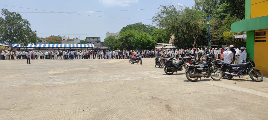 दो पैकेट बीज पाने घंटों धूप में कतार लगा रहे किसान 3 फ़ाइल फ़ोटो : कांतिलाल कर्मा