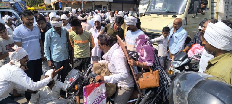 7 काउंटरों से बीज बिक्री के बाद भी बनी चक्काजाम की स्थिति राशि 659 बीज की मांग को लेकर किसानों का प्रदर्शन जारी