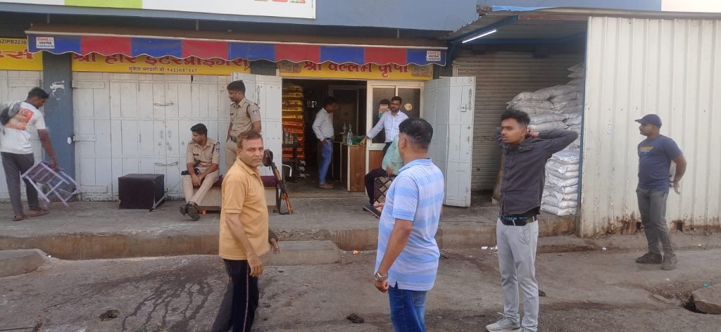 खरगोन के चार प्रतिष्ठानों मे आयकर विभाग का छापा 2 आयकर विभाग का छापा