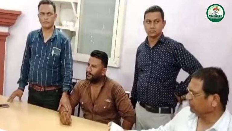 रिश्वत लेते पकड़ाया वनरक्षक, जेसीबी चालक को कार्रवाई की धौंस देकर मांगी थी रिश्वत