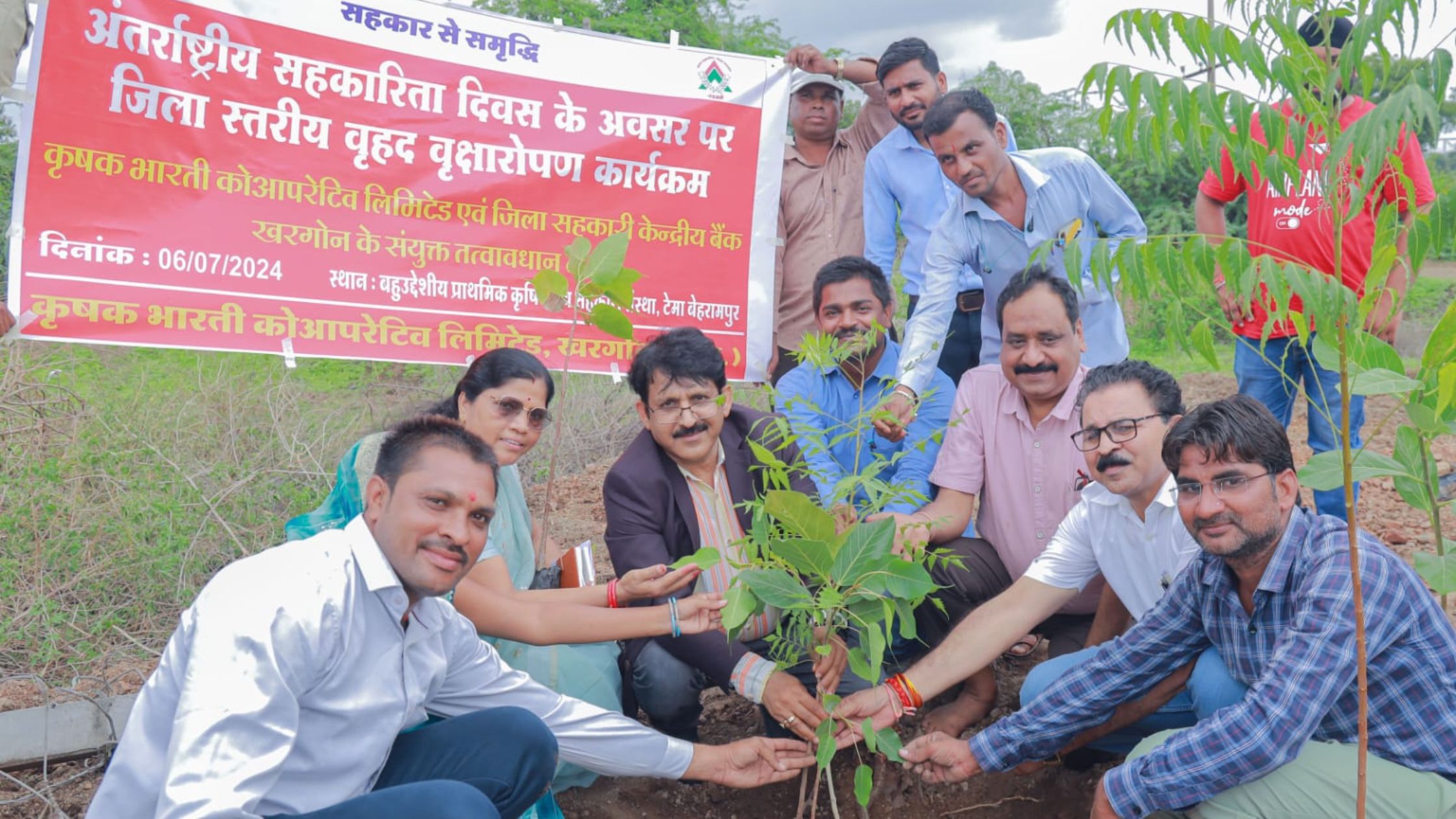 182 सोसायटियों में एक साथ रोपे दो हजार पौधे, संरक्षण का लिया संकल्प