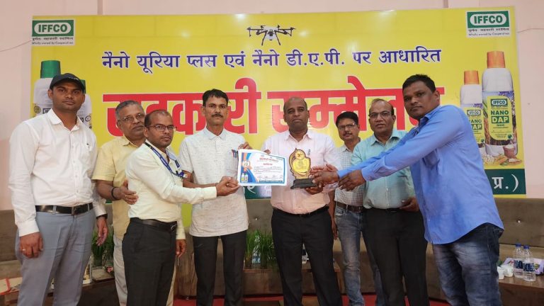 किसानों के हित में है नैनो यूरिया व डीएपी – कलेक्टर डॉ. मिश्रा सहकार से समृद्धि संगोष्ठी में चयनित समितियों को सम्मानित किया