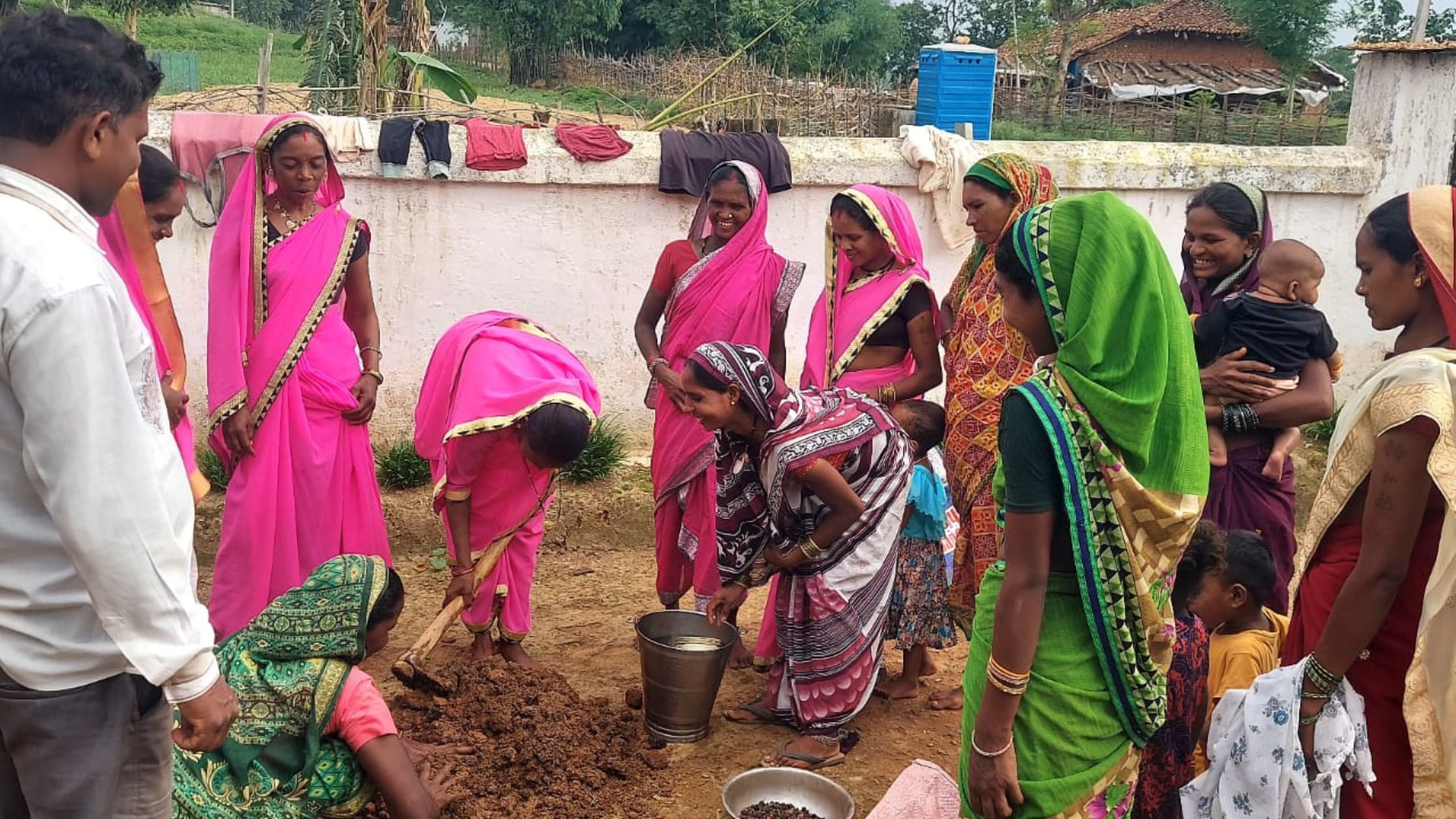 वनीय क्षेत्र में बीजारोपण की तैयारी सीड बॉल बनाकर मेढ़, बाड़ी और जंगल में छिड़कने की तैयारी