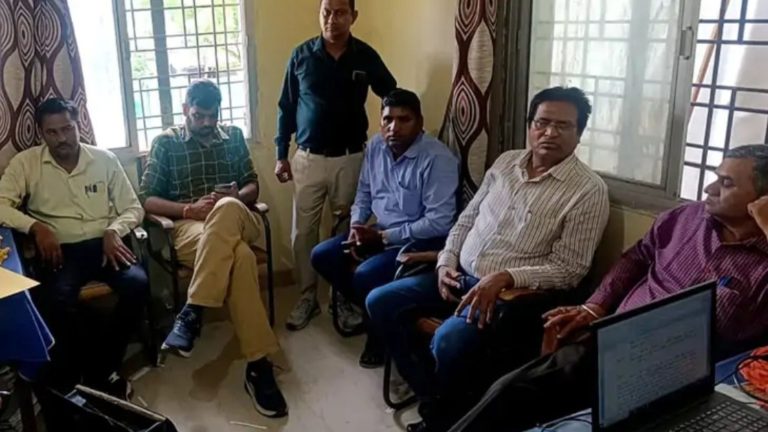 बड़वानी कृषि विभाग का कर्मचारी रिश्वत लेते गिरफ्तार, पेंशन प्रकरण के लिये मांगी थी रिश्वत 