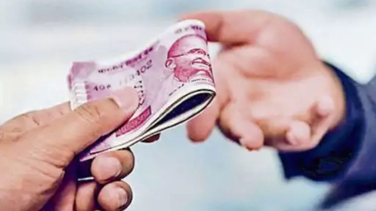 प्रदूषण विभाग में तैनात इंजीनियर रिश्वत लेते गिरफ्तार, ईंट- भट्टा व्यवसायी को भारी जुर्माना लगाने की धौंस दिखाकर मांगे थे 5. 50 लाख