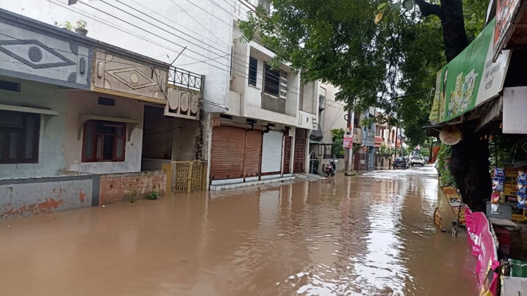 12 घंटे लगातार बारिश से पानी पानी हुआ शहर 1