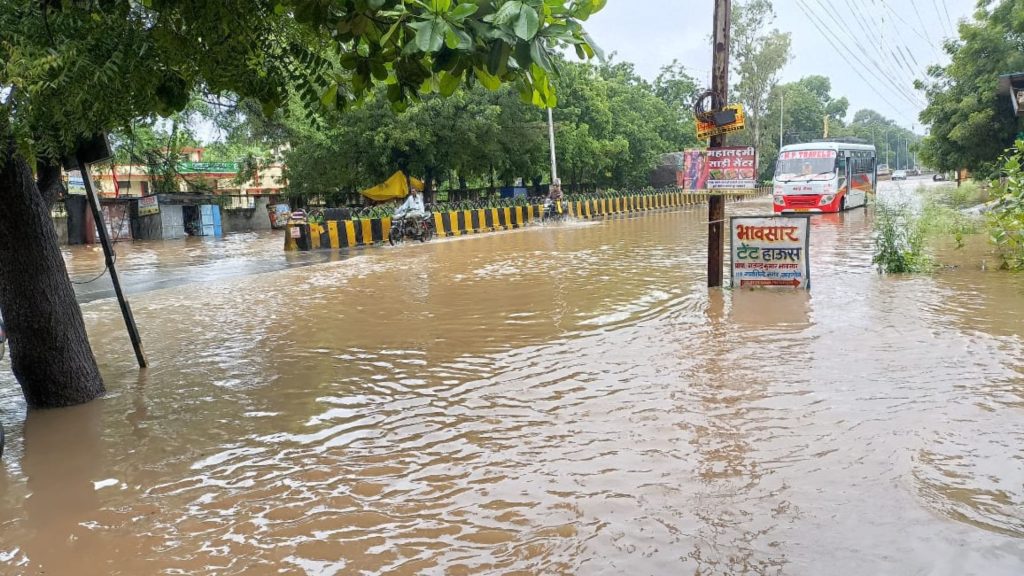 12 घंटे लगातार बारिश से पानी पानी हुआ शहर 2