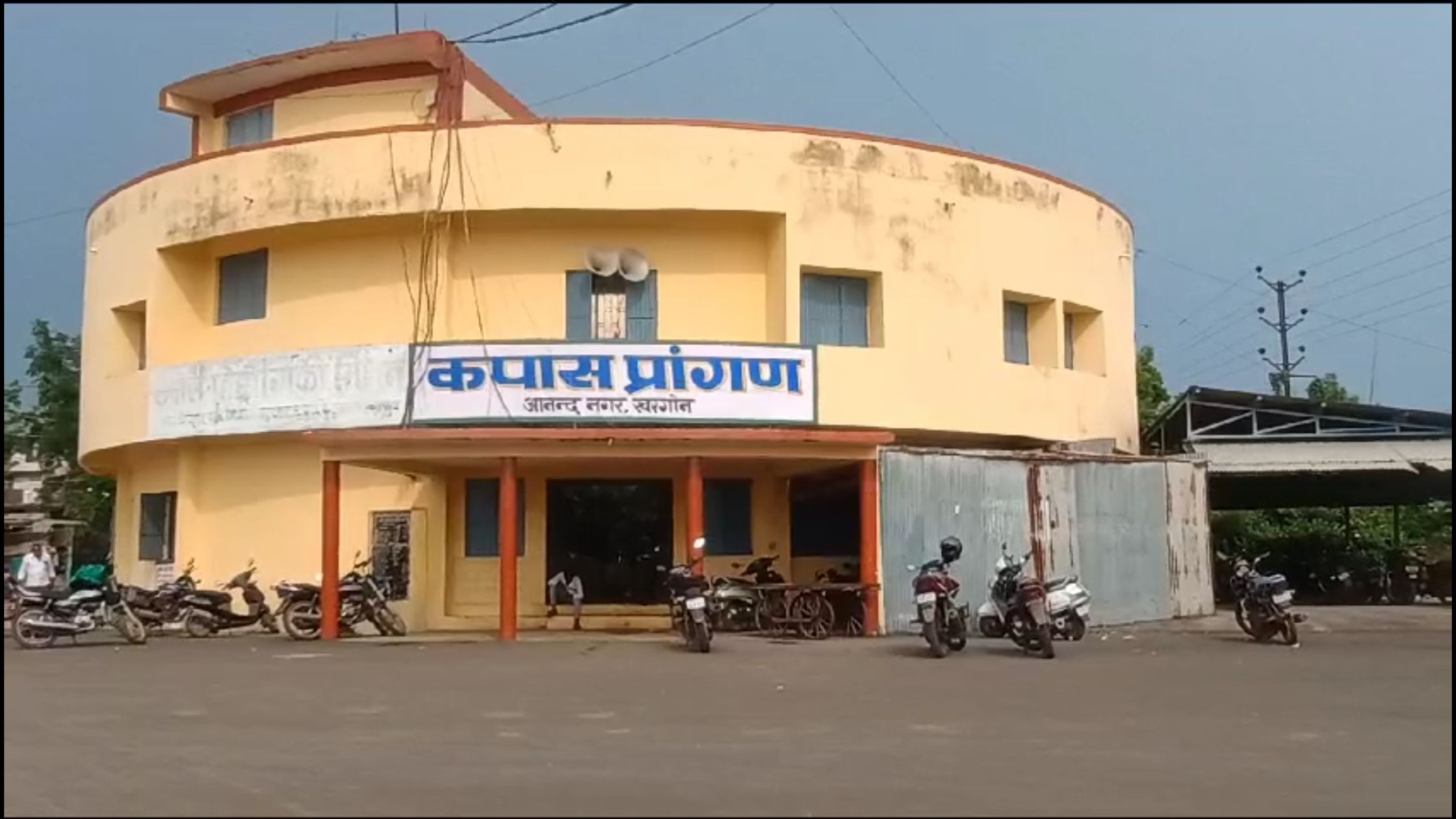 कम व्यापारियों के बीच कम दामों पर कपास खरीदी से बिफरे किसान