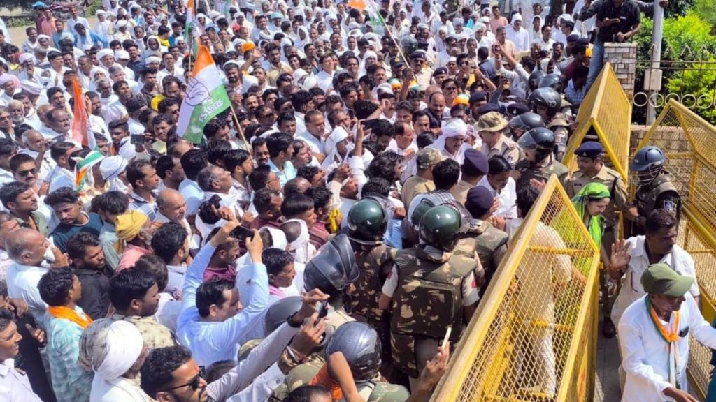 ट्रेक्टर पर सवार होकर कांग्रेस ने मांगा फसलों का दाम 1