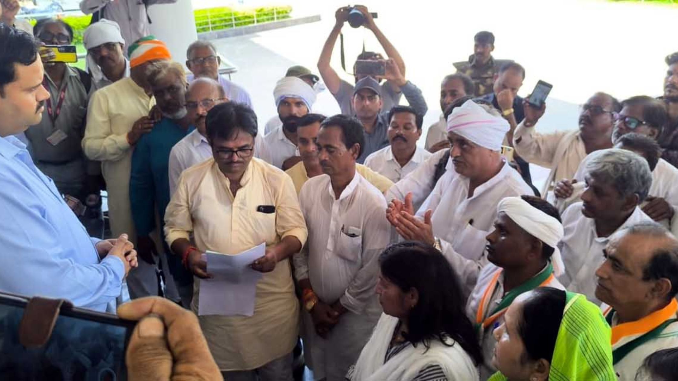 ट्रेक्टर पर सवार होकर कांग्रेस ने मांगा फसलोंं का दाम