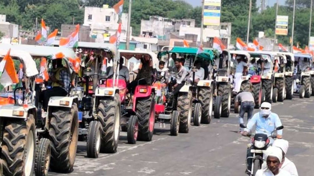 ट्रेक्टर पर सवार होकर कांग्रेस ने मांगा फसलोंं का दाम 3