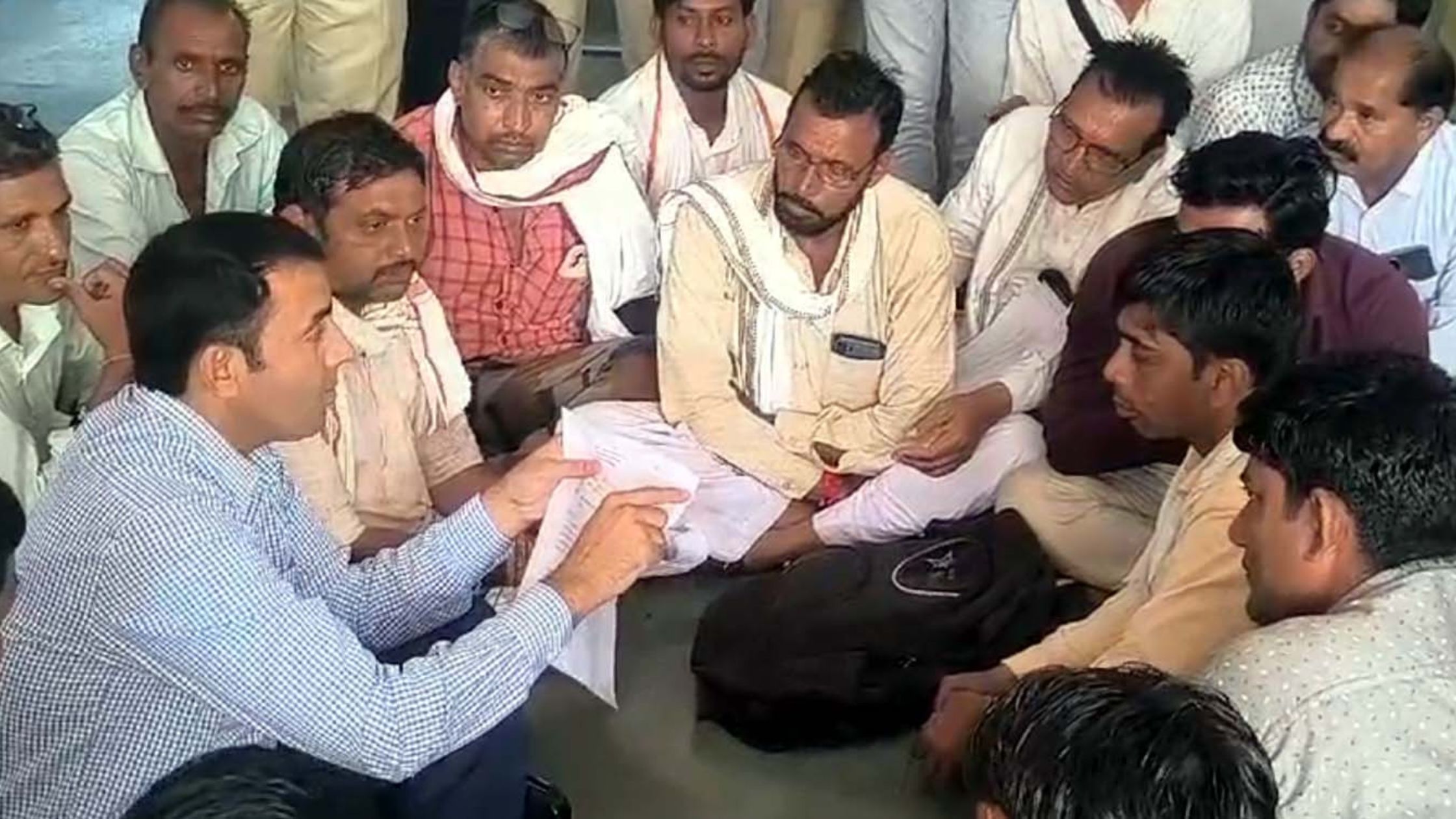 एक साल पहले गांव- गांव जाकर कपास खरीदने के बाद व्यापारी फरार.