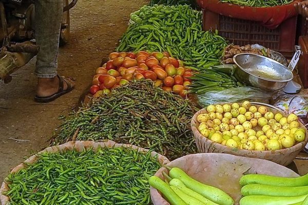 टमाटर के साथ सब्जियों के दामों ने बिगाडा बजट तेल का तड़का भी महंगा