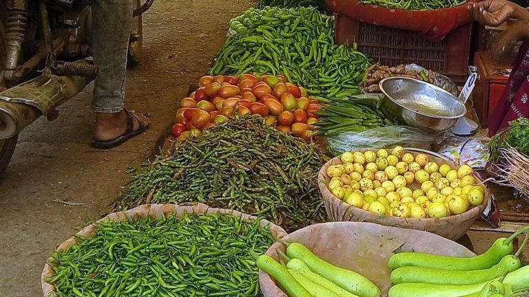 टमाटर के साथ सब्जियों के दामों ने बिगाडा बजट तेल का तड़का भी महंगा