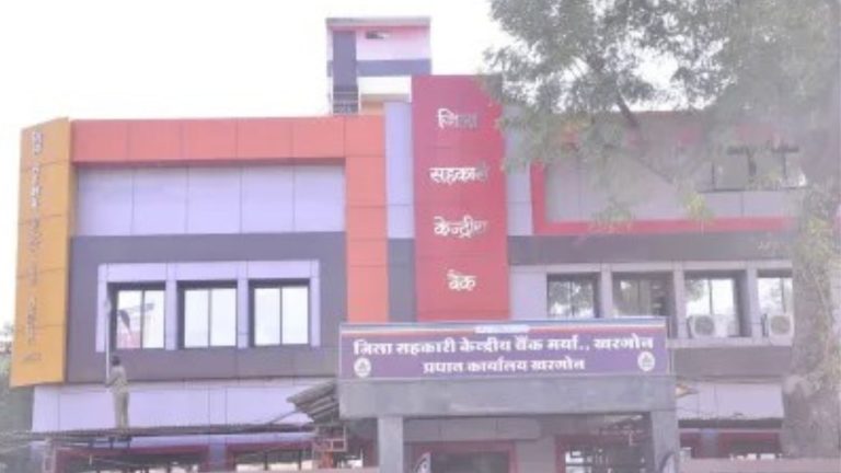 खाद भंडारण में लापरवाही बरतने पर सहकारी समिति प्रबंधक निलंबित