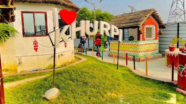 यूपी में एक ऐसा गांव, जहां जाने के लिए लगता है टिकट, पर्यटन के साथ ही ग्रामीण परिवेश करता है आकर्षित 