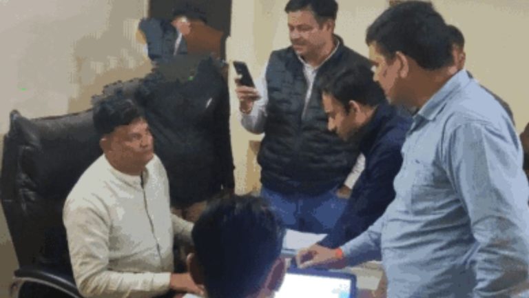 भूमि नामांतरण के लिए मांगी थी रिश्वत, पकड़े गए सोनकच्छ तहसीलदार