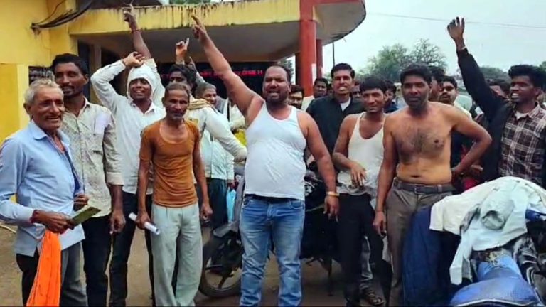 ये कैसा किसान दिवस: उपज बेचने किसानों ने किया अर्धनग्न प्रदर्शन
