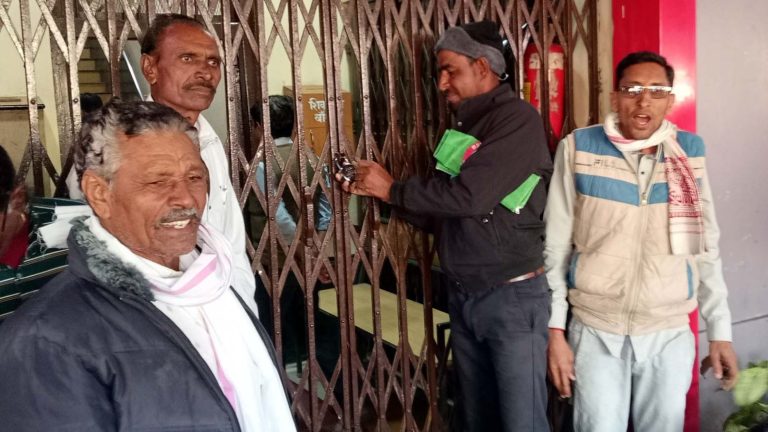 किसानों ने एसडीएम की मौजूदगी में सीसीबी कार्यालय पर जड़ा ताला