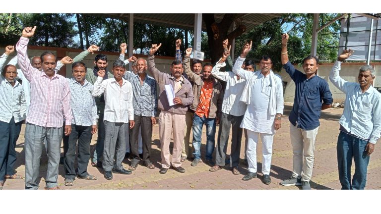 पानी दो, पानी दो.. कलेक्ट्रेट में गूंजा नहरों में पानी दो का नारा…