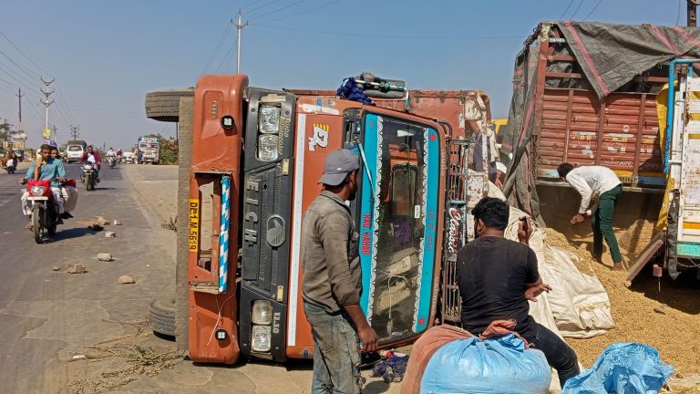 मोड पर असंतुलित होकर पलटा चारे से भरा ट्रक, हादसा टला