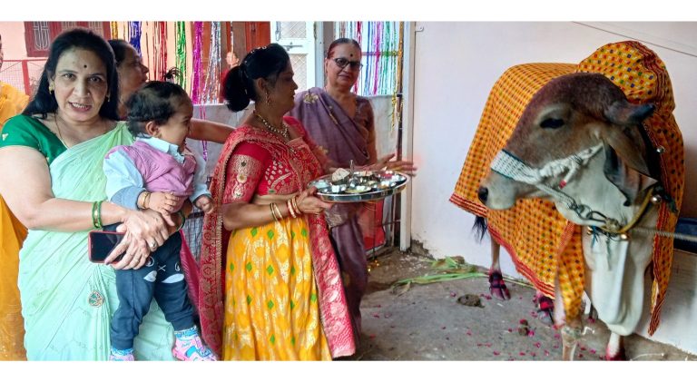 अनोखी गौसेवा: रीति- रिवाज से गाय की कराई गोदभराई 