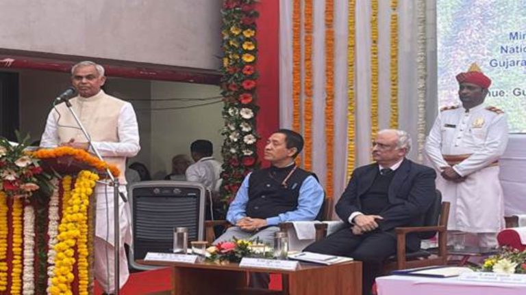राज्यपाल श्री आचार्य देवव्रत ने कहा कि प्राकृतिक खेती से मृदा स्वास्थ्य में सुधार होता है और इनपुट लागत भी कम होती है