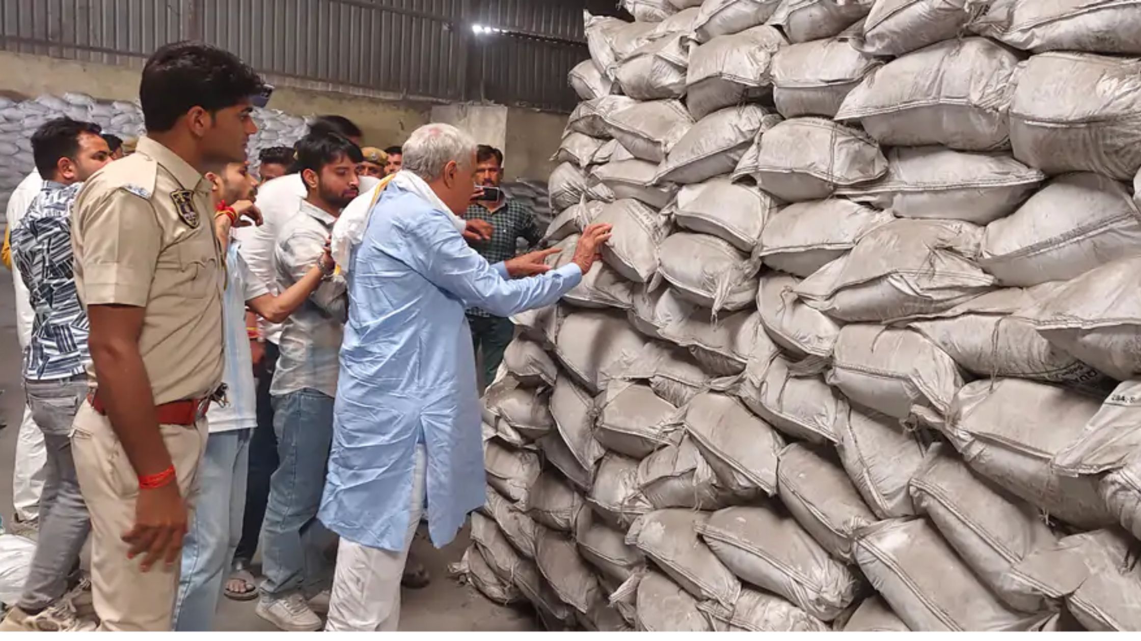 Agriculture Minister exposed the fake fertilizer factory he had reached the factory in a tempo