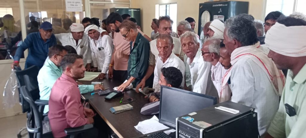 डीएपी के साथ सोसायटी में अन्य खाद का बना रहे दबाव, किसानों ने किया चक्काजाम प्रदर्शन 3 6060cb00 2ae7 403b b79d c9726c54e355