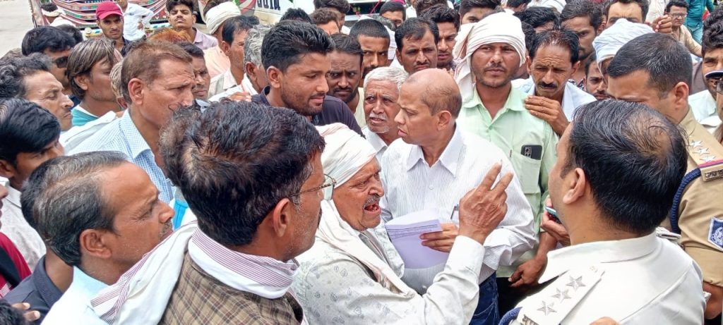 डीएपी के साथ सोसायटी में अन्य खाद का बना रहे दबाव, किसानों ने किया चक्काजाम प्रदर्शन 4 f4eba7d2 960b 4408 b36a c9faf6a72ca4