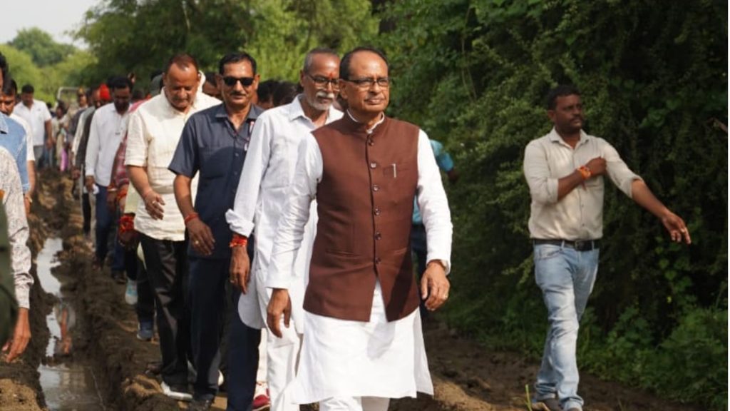 Union Agriculture Minister Shri Chauhan suddenly arrived at the farm and inspected the crop damaged