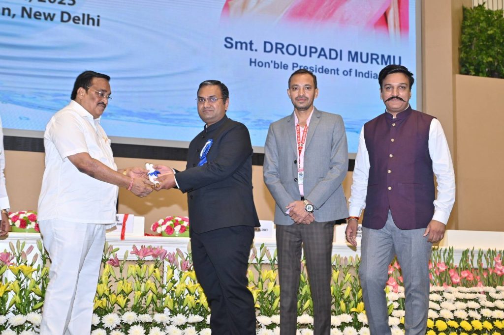 जल संरक्षण में मिसाल बना खरगोन: कलेक्टर सुश्री भव्या मित्तल को 6वां राष्ट्रीय जल पुरस्कार, जिला पंचायत सीईओ श्री आकाश सिंह को भी मिला सम्मान 2 585481428 1240990031391137 454687256316613372 n