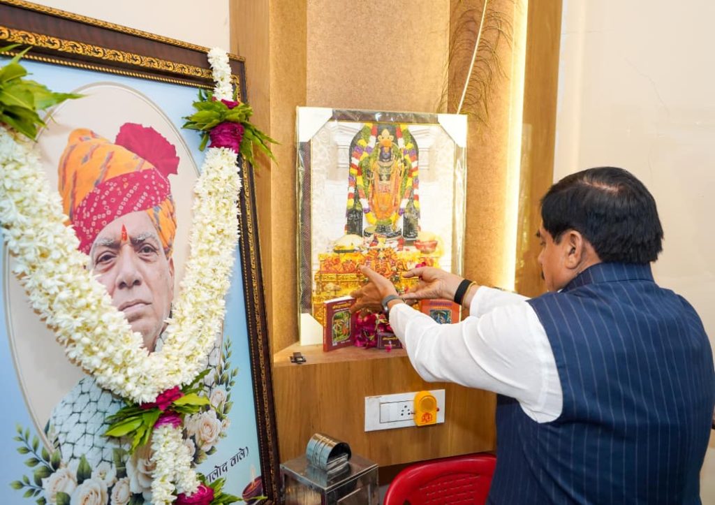 मुख्यमंत्री डॉ. मोहन यादव ने दिवंगत बाबूलाल रघुवंशी को दी श्रद्धांजलि, डॉ. शीतल रघुवंशी को दी शुभकामनाएं 2 de4c7394 e48d 446d b870 6c291aad0e1f