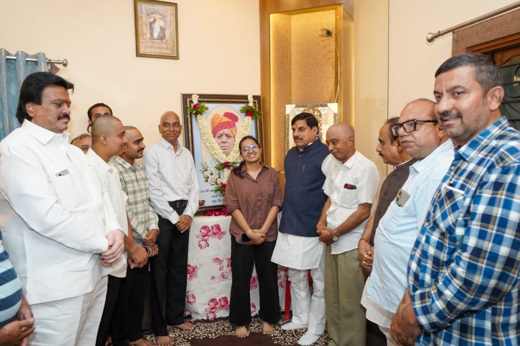 मुख्यमंत्री डॉ. मोहन यादव ने दिवंगत बाबूलाल रघुवंशी को दी श्रद्धांजलि, डॉ. शीतल रघुवंशी को दी शुभकामनाएं 3 e69429b4 023d 4afb a015 d6ff8de094ba