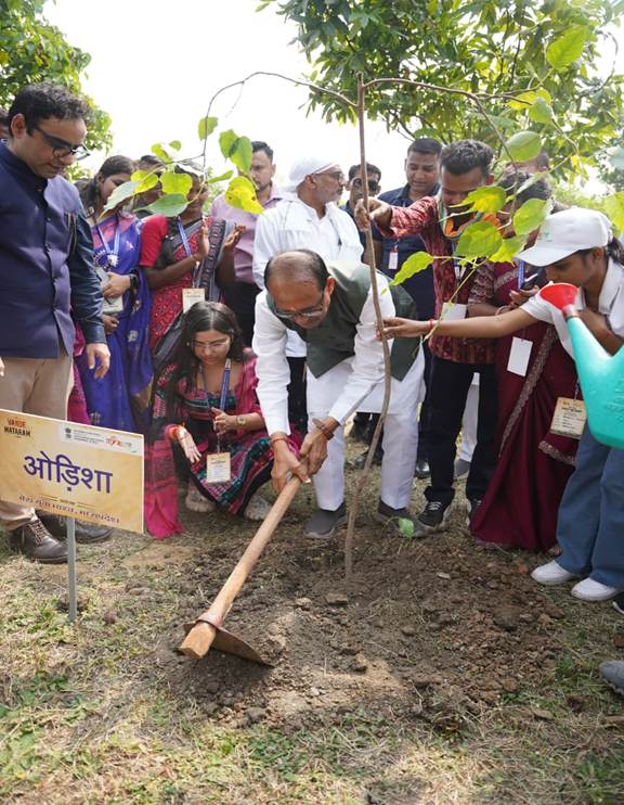 वंदे मातरम् के 150 वर्ष: शिवराज सिंह चौहान ने सात राज्यों के युवाओं के साथ किया पौधारोपण 4 image001 20261017163019 47da35